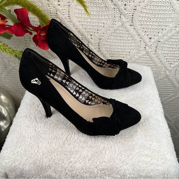 FERGALICIOUS Black Pointed Toe Faux Suede Tie Stiletto Heel Pumps Sz 7.5 Formal - Picture 5 of 9